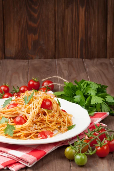 Spagetti makarna domates ve maydanoz ile — Stok fotoğraf