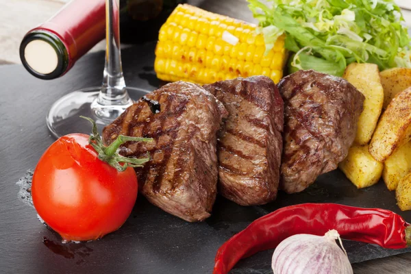 Steak avec pommes de terre grillées, maïs et vin — Photo