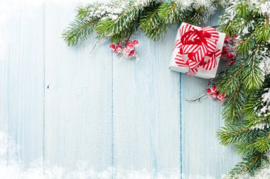 Noel hediye kutusu ve köknar ağacı
