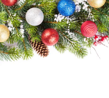 Kar ve baubles ile Noel ağacı dalı