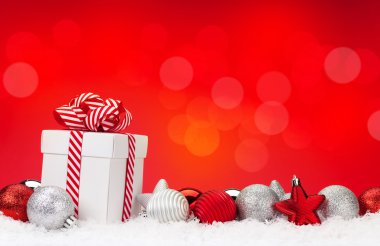 Baubles ve hediye kutusu ile Noel arka plan