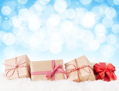 Noel hediye kutuları karda