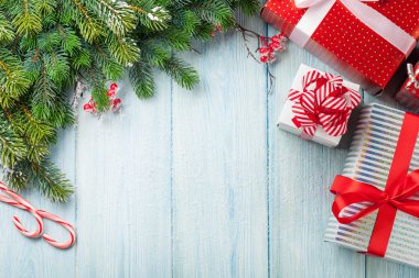 Noel hediye kutuları ve köknar ağacı