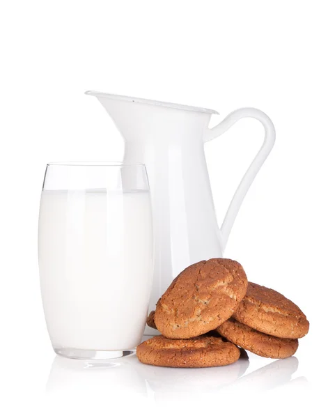 Caraffa di latte, vetro e biscotti — Foto Stock