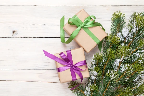 Árbol de abeto de Navidad con nieve y cajas de regalo — Foto de Stock