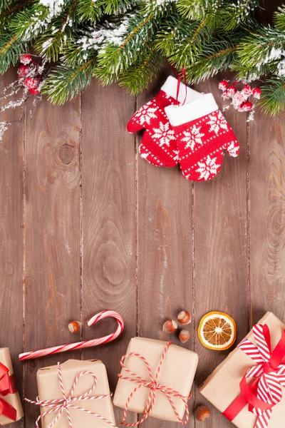 Kerstachtergrond met dennenboom en geschenkdozen — Stockfoto