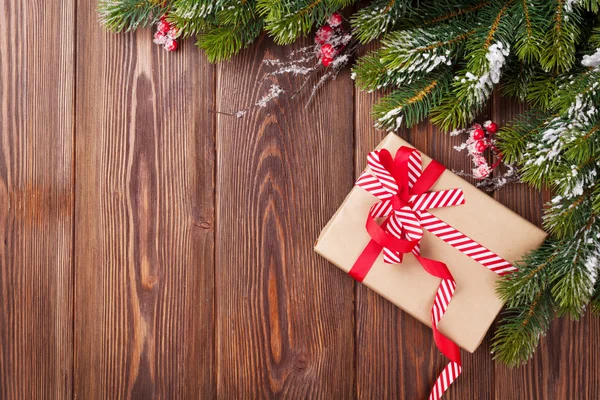 Kerstmis fir tree en geschenk doos — Stockfoto