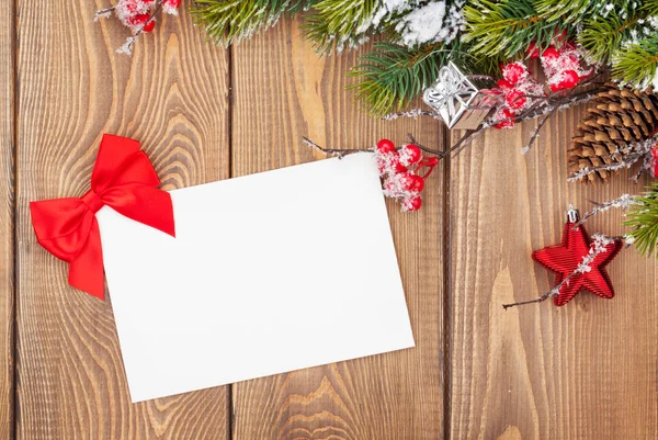 Rama de árbol de Navidad y tarjeta de felicitación en blanco — Foto de Stock