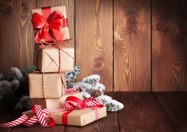 Новорічні подарункові коробки та гілка дерева — стокове фото