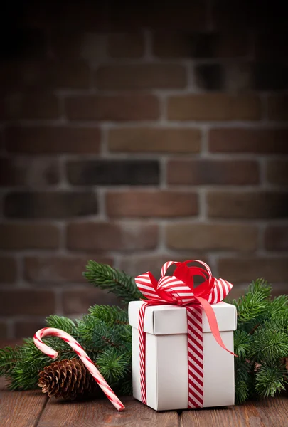 Caja de regalo de Navidad y rama de árbol —  Fotos de Stock