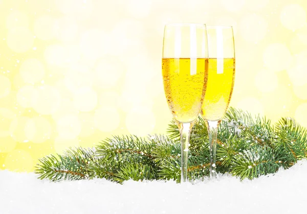 Weihnachtssekt und Tannenzweig — Stockfoto