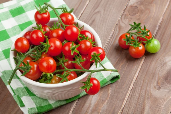 Wiśniowe pomidory w misce — Zdjęcie stockowe