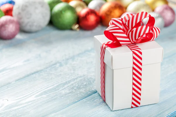 Christmas gift box and baubles — Stok fotoğraf