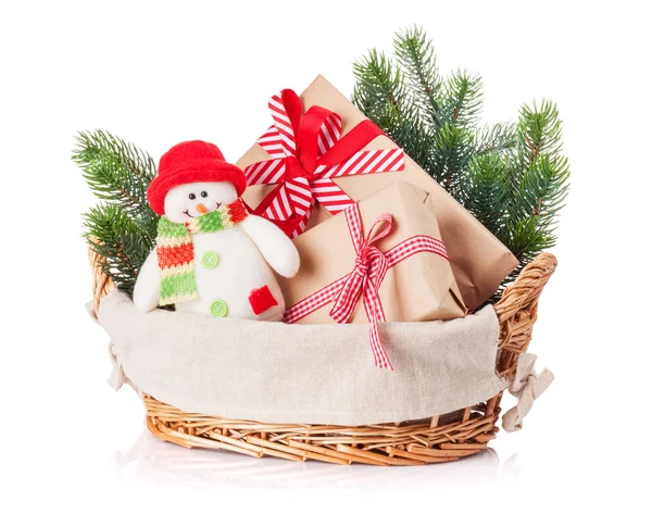 Cajas de regalo de Navidad, muñeco de nieve juguete, abeto —  Fotos de Stock
