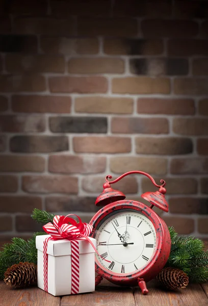 Regalo de Navidad, despertador y árbol — Foto de Stock