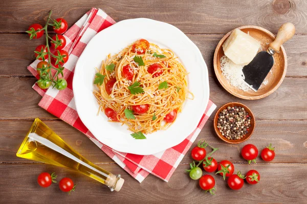 Pasta de espagueti con tomates y perejil — Foto de Stock
