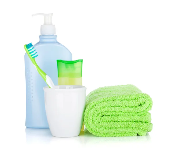 Cepillo de dientes, botellas de cosméticos y toalla —  Fotos de Stock
