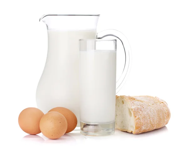 Jarra de leche, vaso, huevos y pan — Foto de Stock