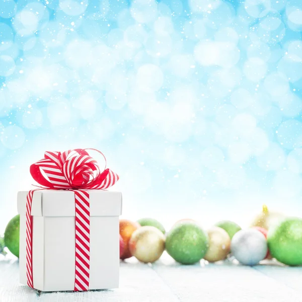 Vánoční dárková krabička a barevné ozdoby — Stock fotografie
