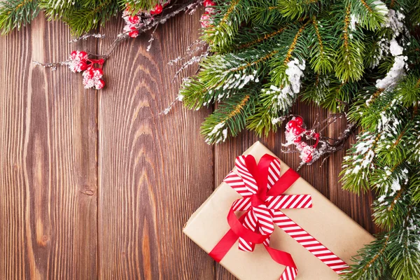 Árbol de abeto de Navidad y caja de regalo —  Fotos de Stock