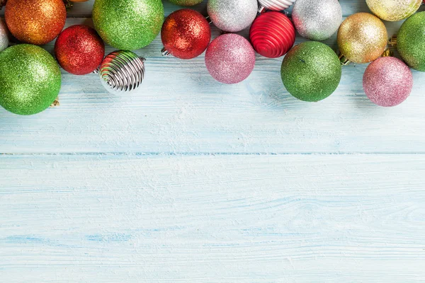 Fondo de madera de Navidad con adornos — Foto de Stock