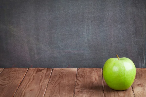 Pommes sur table de classe — Photo