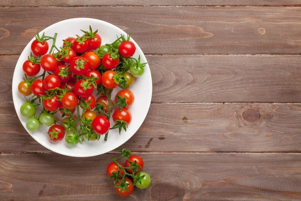 Pomidory wiśniowe w talerzu — Zdjęcie stockowe