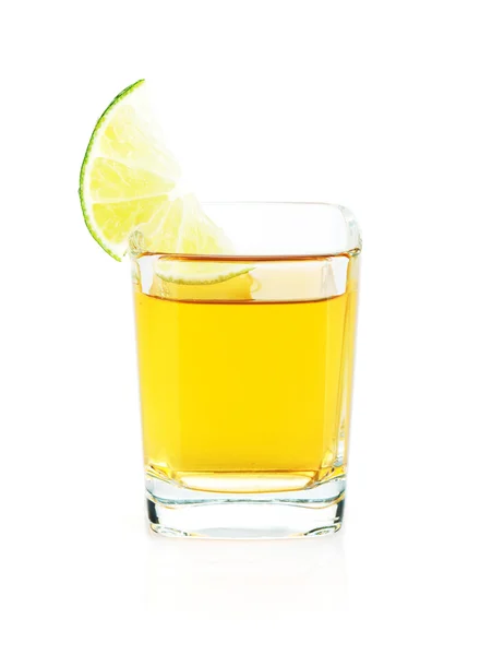 Schot van gouden tequila met kalk segment — Stockfoto