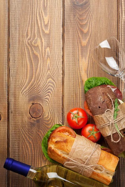 Dos sándwiches y vino blanco — Foto de Stock