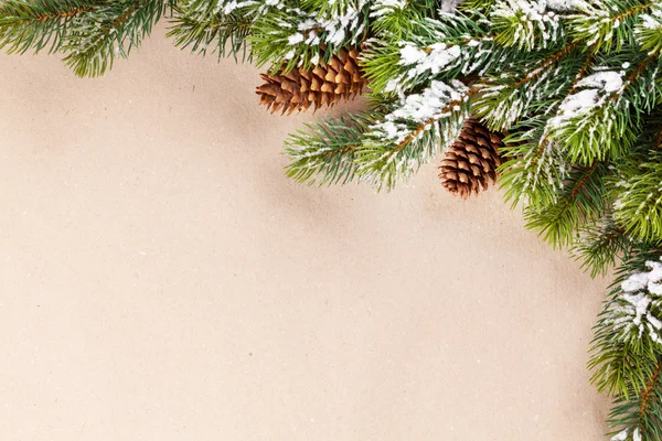 Boże Narodzenie tło z śnieg świerk — Zdjęcie stockowe