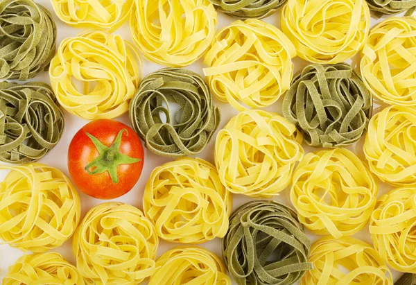 Pastas italianas con tomate —  Fotos de Stock