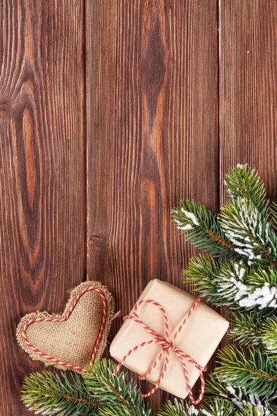Christmas tree with gift box and heart — Stock Photo, Image