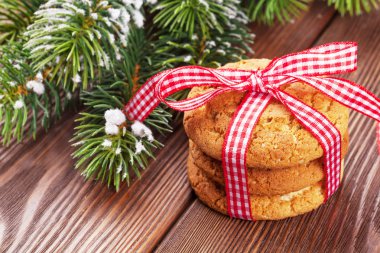 Noel gingerbread çerezleri ve ağaç dalı