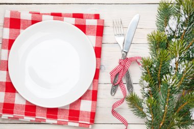 Boş tabak, çatal bıçak ve Noel ağacı