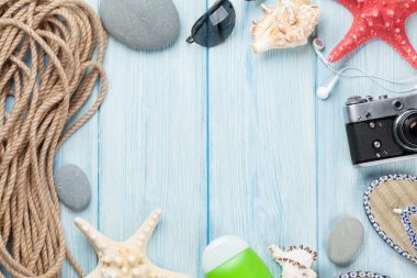 Seyahat ve tatil öğeler ahşap masa