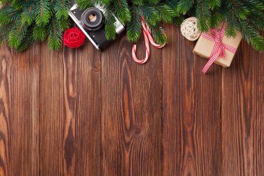 Noel ağacı dalı, hediye ve kamera