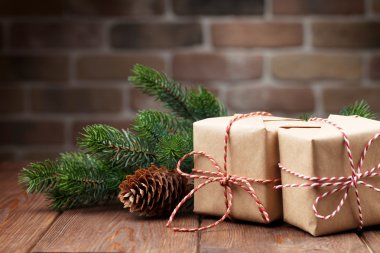 Noel hediye kutuları ve köknar ağacı