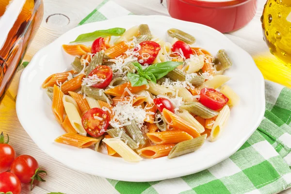 Colorida pasta de penne y vino blanco — Foto de Stock