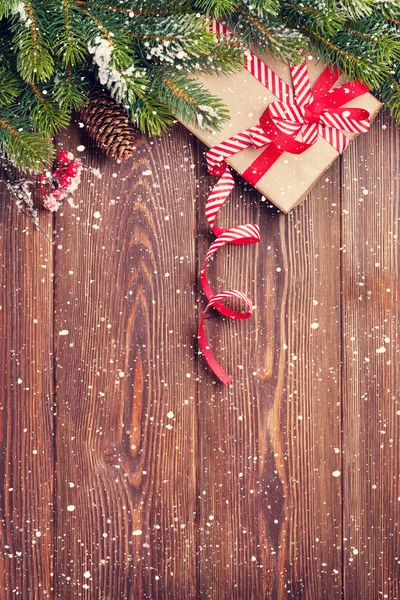 Fondo de Navidad con abeto y regalo — Foto de Stock