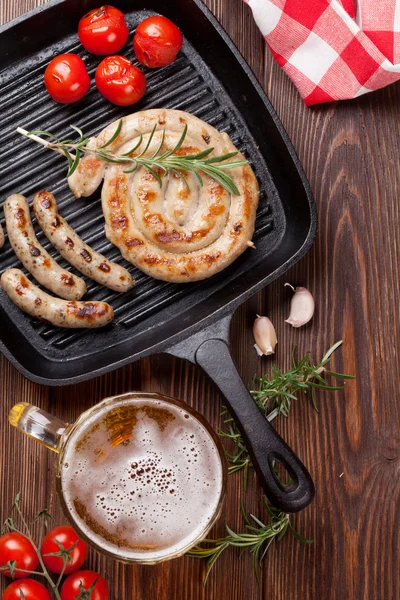 Taza de cerveza y salchichas a la parrilla — Foto de Stock