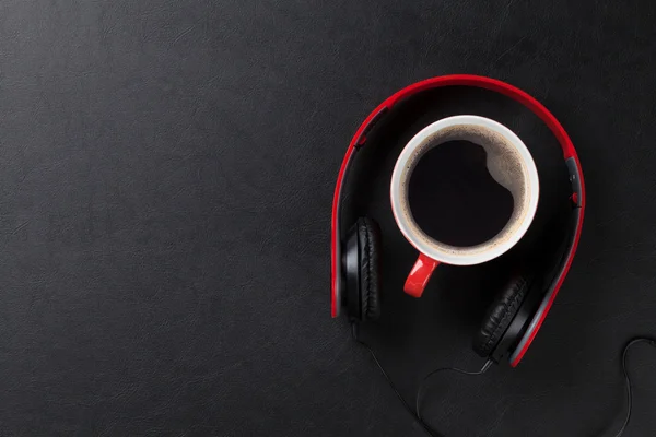 Kulaklık ve kahve fincanı — Stok fotoğraf