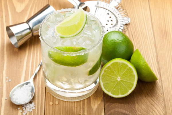 Cóctel clásico de margarita con borde salado — Foto de Stock