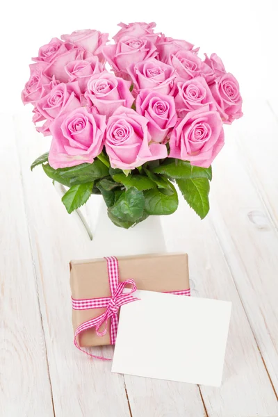Dia dos Namorados rosa rosas e presente — Fotografia de Stock