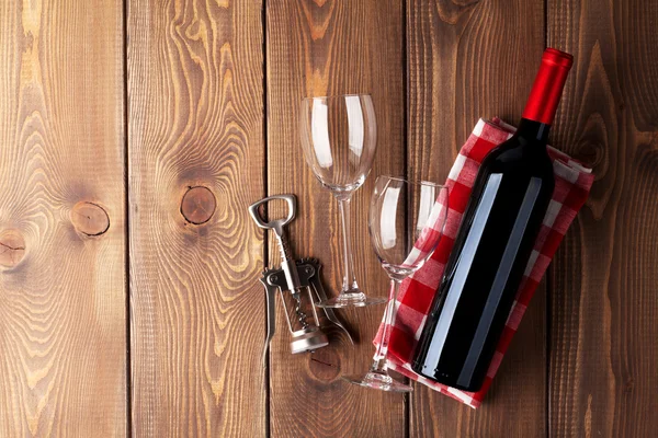 Kırmızı şarap şişesi, gözlük ve tirbuşon — Stok fotoğraf