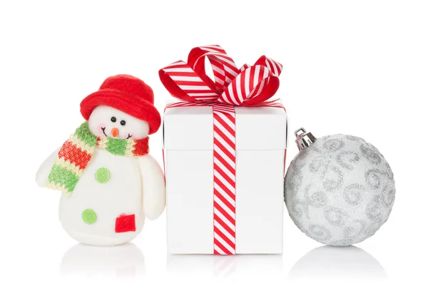 Caja de regalo de Navidad, chuchería y muñeco de nieve — Foto de Stock