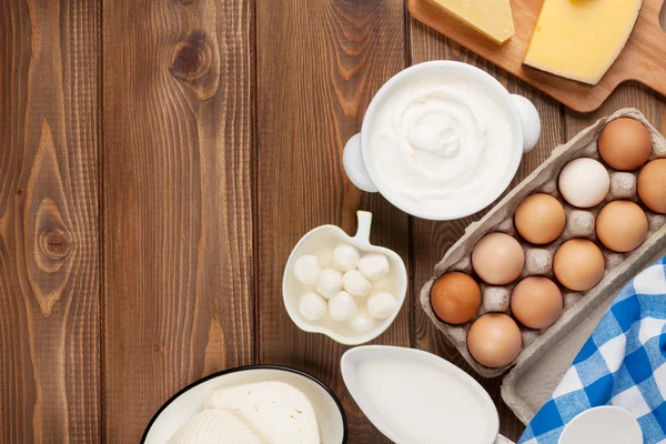 Produtos lácteos. Creme de leite, leite, queijo, ovo, iogurte e manteiga — Fotografia de Stock