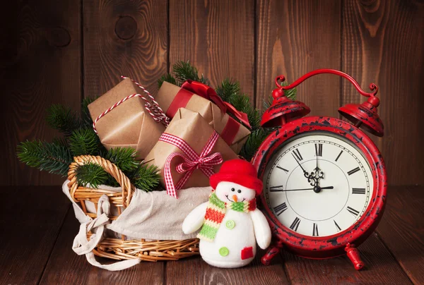 Regalos de Navidad y árbol con reloj y muñeco de nieve —  Fotos de Stock