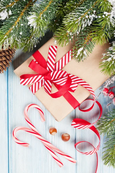 Caja de regalo de Navidad y rama de árbol — Foto de Stock