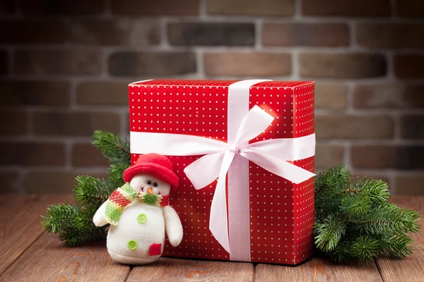 Joululahja laatikko, lumiukko ja puu — kuvapankkivalokuva