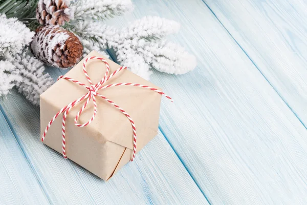 Caixa de presente de Natal com abeto — Fotografia de Stock